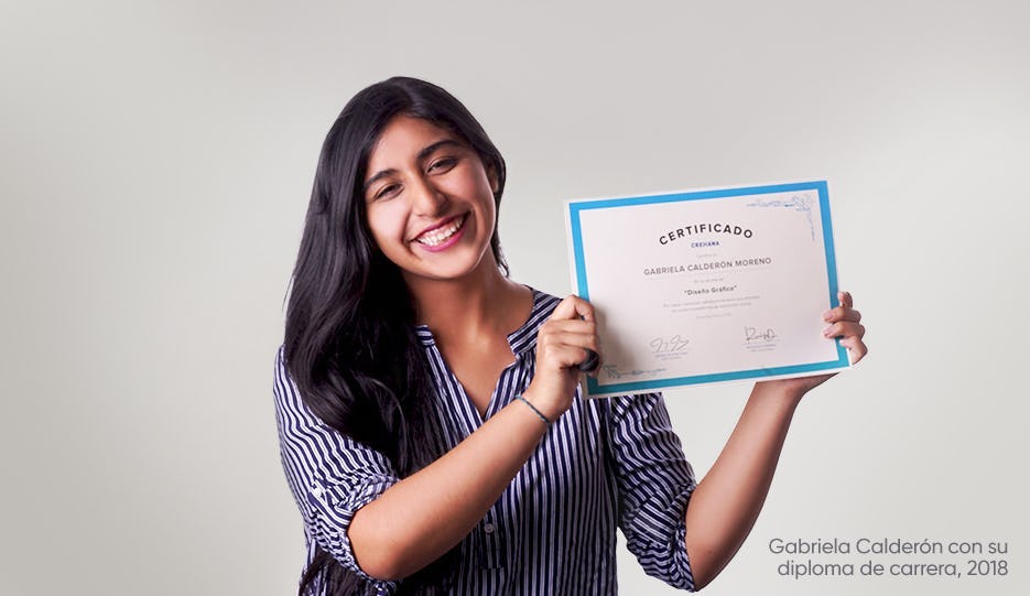estudiante de Crehana sosteniendo su certificado