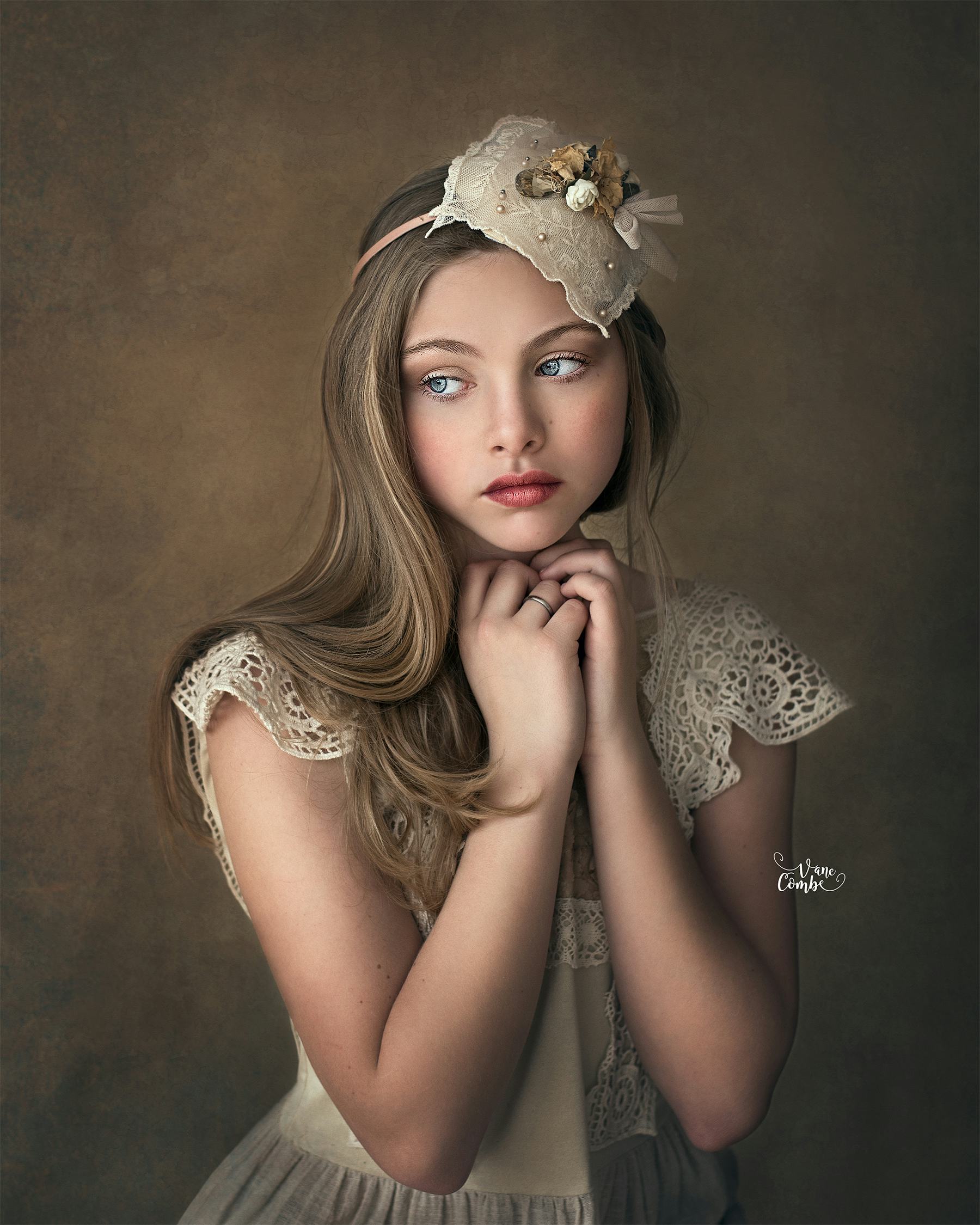 fotografía de niña con lazo en la cabeza