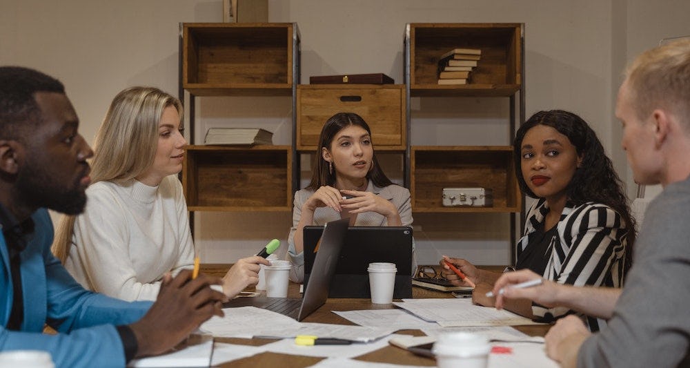 Personas hablan de comunicación y trabajo en equipo