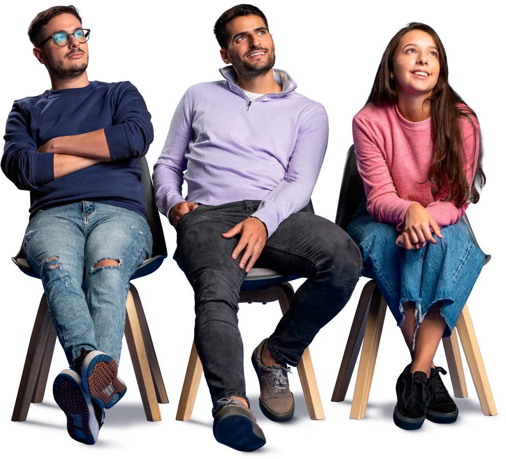 estudiantes de Crehana pensando y sonriendo