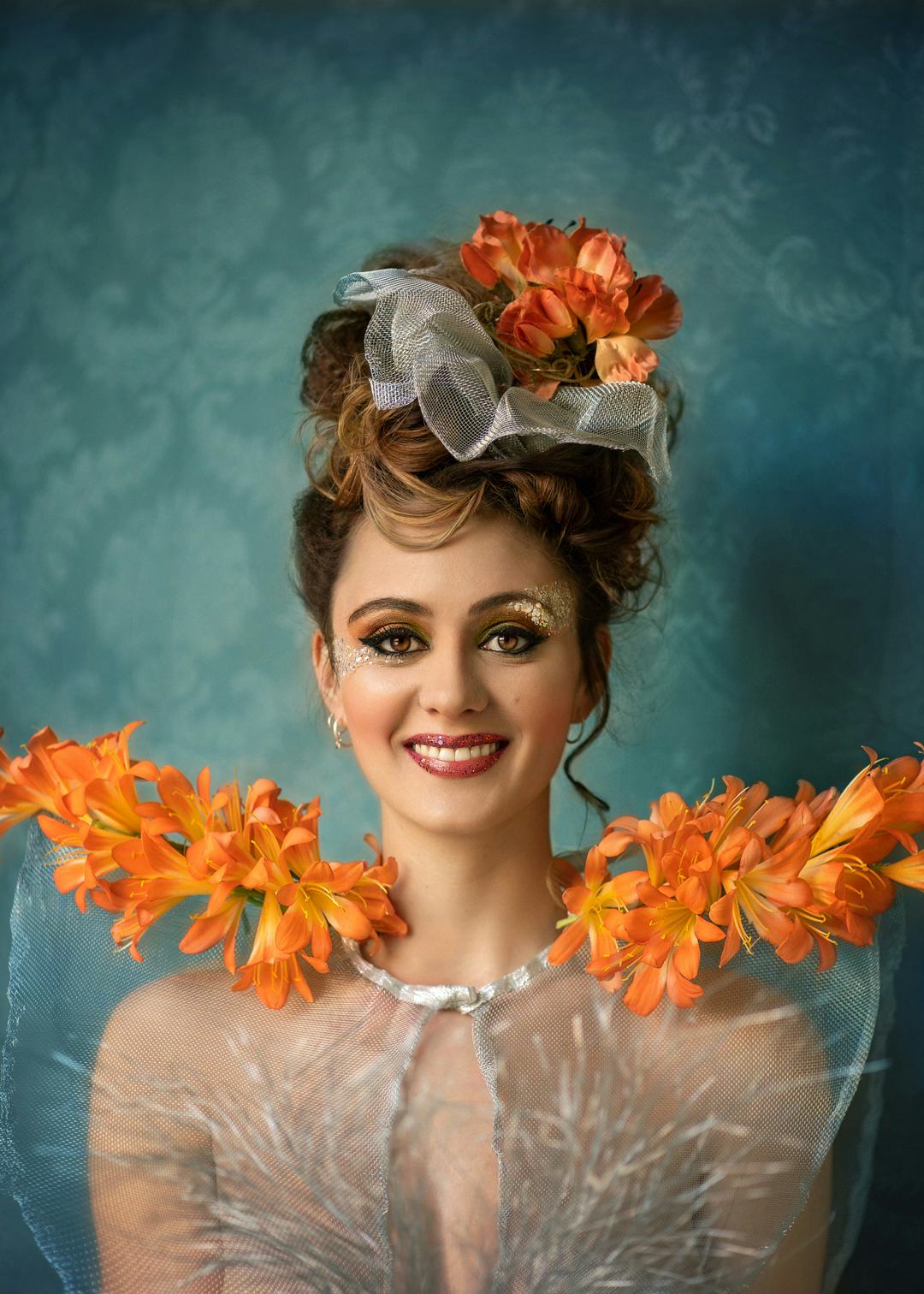 fotografía de mujer maquillada y peinada