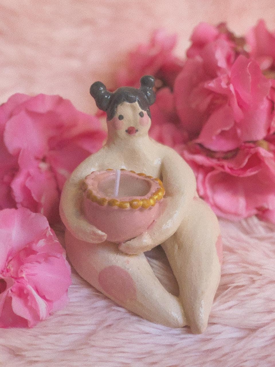 escultura de una mujer sosteniendo una vasija