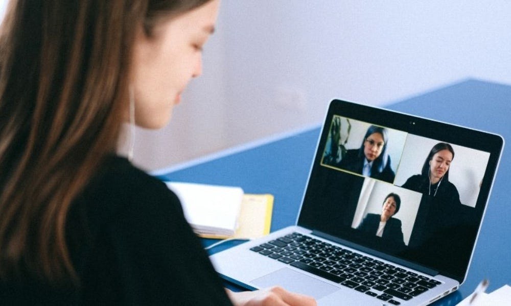 Mujer conoce a los participantes de las reuniones mensuales de trabajo