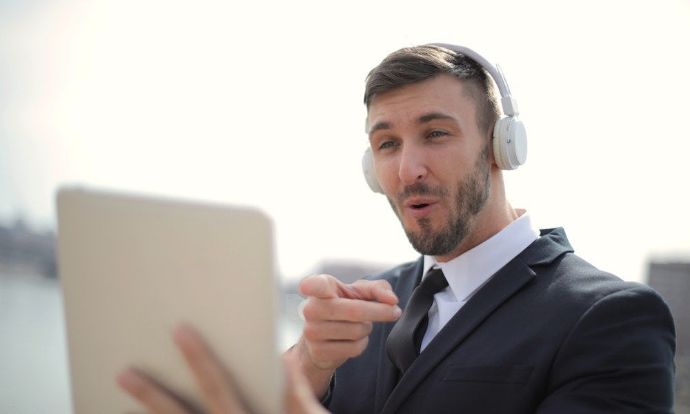 Hombre interactúa con la audiencia de las reuniones periódicas de trabajo